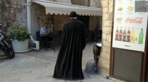 Bari, la vita di Pierluigi: �Mi sento un prete, indosso la talare e vengo deriso da tutti�